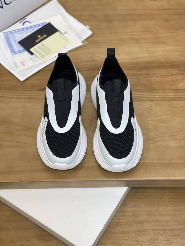 售 价: 商品商标：Moncler 蒙口 低帮运动鞋 正码码数: 39-44 可订做38.45 商品材料：鞋面进口透气飞织 专业滴胶工艺，透气内里，超轻发泡大底